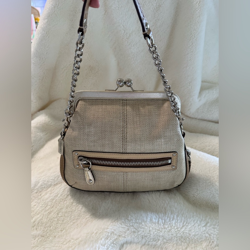 *AUTHENTIC* ‼️RARE‼️ 🩵Coach Kiss Lock EXPANDABLE Bag🩵
🍡PERFECT CONDITION🍡